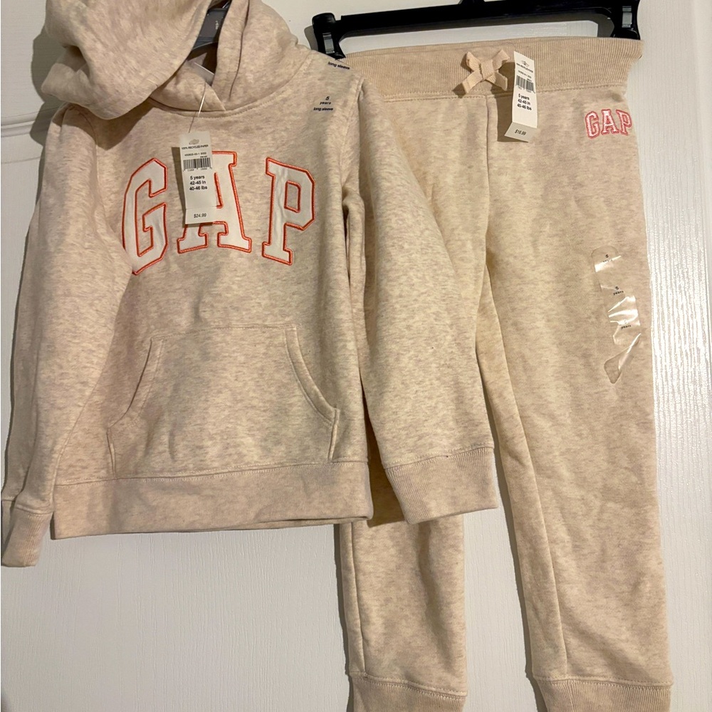 NWT Gap Girls size 5 sweatsuit